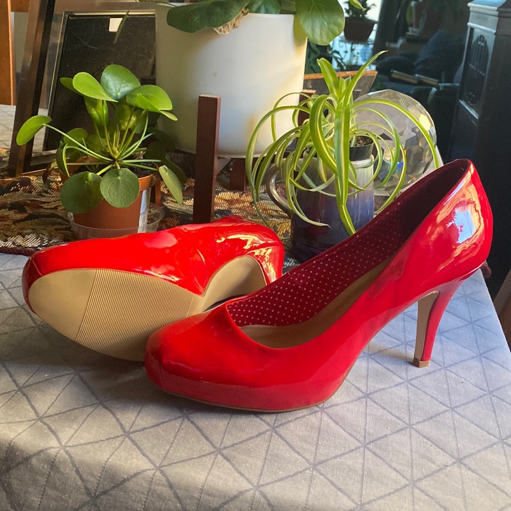 Women’s Red High Heels! Size 9.5 Madden Girl. 4” Heel. Dress Pumps.